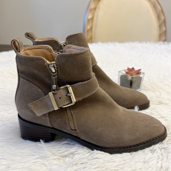 NEW BLONDO Susan Zip Bootie suede heel dark taupe women size 7.5 - Picture 2 of 7